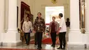 Presiden Joko Widodo atau Jokowi saat menggelar pertemuan dengan ganda putra bulu tangkis Kevin Sanjaya dan Marcus Gideon di Istana Merdeka, Jakarta, Senin (2/4). Jokowi ingin keduanya juga bisa berjaya di Asian Games 2018. (Liputan6.com/Angga Yuniar)