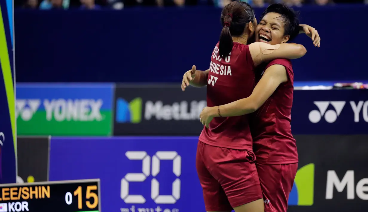 Pebulutangkis ganda putri Indonesia Apriyani Rahayu (kanan) dan Greysia Polii merayakan kemenangannya di final Prancis Terbuka 2017 di Stadion Coubertin, Paris (29/10). (AFP Photo/Thomas Samson)
