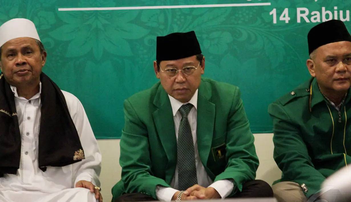 Ketum PPP versi Muktamar Jakarta, Djan Faridz (tengah) didampingi kader partai menghadiri acara Puncak Harlah PPP ke-42 di Kantor DPP PPP, Jakarta, Senin (5/1/2015). (Liputan6.com/Faizal Fanani)