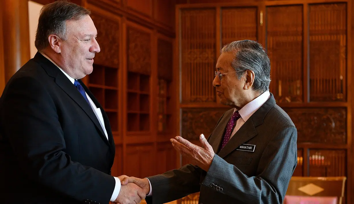 PM Malaysia, Mahathir Mohamad menyambut kunjungan Menteri Luar Negeri AS, Mike Pompeo di Putrajaya, Kuala Lumpur, Jumat (3/8). Pompeo menjadi pejabat senior pertama AS yang mengunjungi Mahathir usai terpilih sebagai Perdana Menteri. (AFP/MANAN VATSYAYANA)