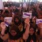 Siswa menunjukkan kartu Indonesia pintar (KIP) seusai acara penyerahan secara langsung oleh Presiden Joko Widodo di SLB Negeri Pembina, Jakarta, Rabu (6/3). Jokowi membagikan 3.300 KIP untuk pelajar di wilayah Jakarta Selatan. (Liputan6.com/Angga Yuniar)