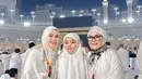 Sampai di depan Ka'bah, ia pun mengenakan mukena putih shimmer dengan renda. Serasi dengan putrinya, Bilqis dan ibunda tercinta. [@ayutingting92]