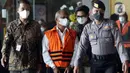 Kepala Bidang Pendidikan Khusus Dinas Pendidikan, Pemuda dan Olahraga DIY, Edy Wahyudi (kedua kiri depan) sesaat sebelum rilis penahanan di Gedung KPK, Jakarta, Kamis (21/7/2022). Edy Wahyudi dan Direktur Utama PT Arsigraphi, Sugiharto ditahan KPK sebagai tersangka kasus dugaan korupsi pekerjaan pembangunan Stadion Mandala Krida Daerah Istimewa Yogyakarta yang diusut sejak awal 2021. (Liputan6.com/Helmi Fithriansyah)