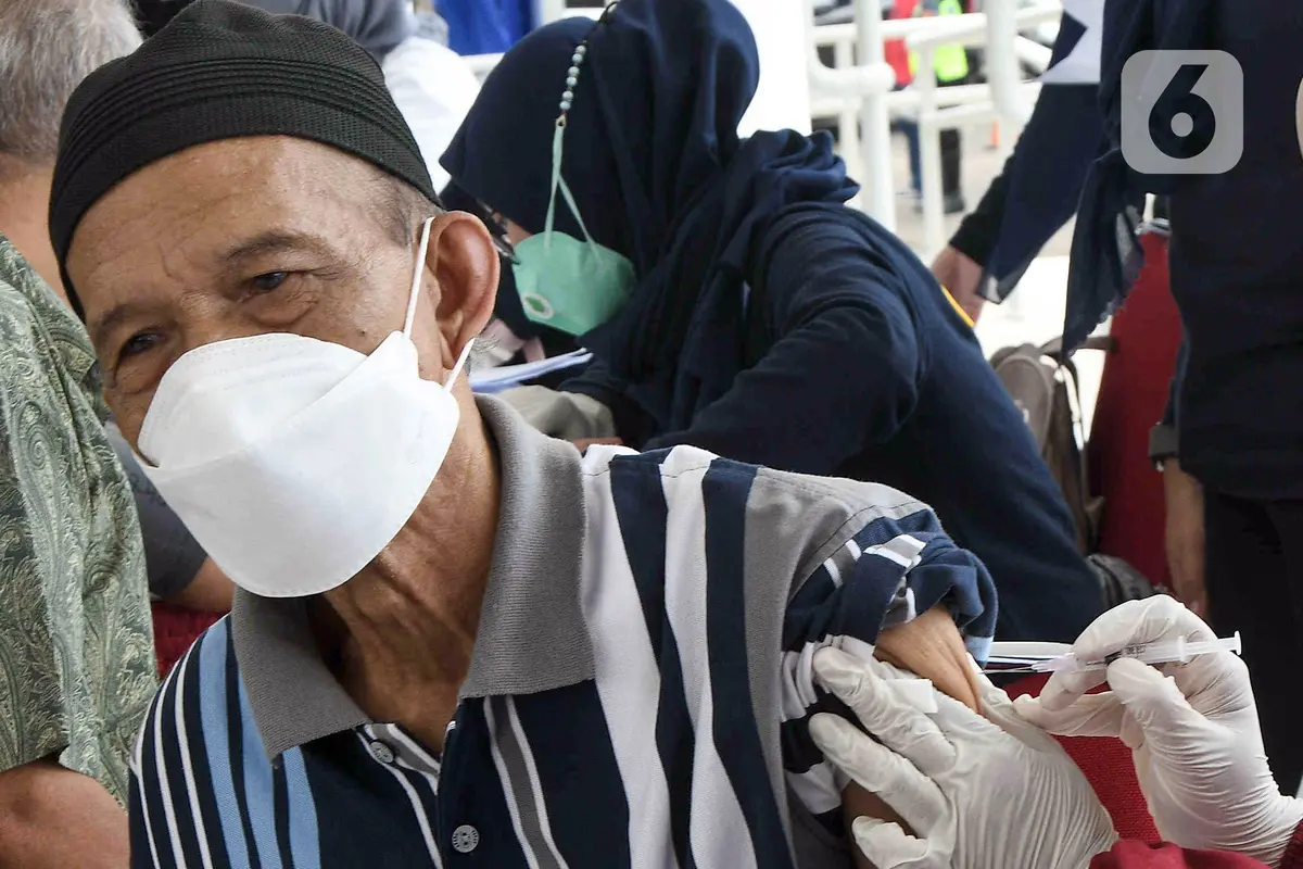 FOTO: Vaksinasi Covid-19 Massal untuk Warga Lansia