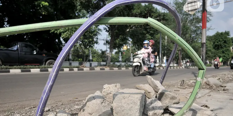 Semrawut Kabel PLN Muncul ke Jalan Ancam Keselamatan Warga