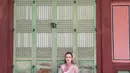 Gaya Shandy ini bisa jadi inspirasi bagi siapa saja yang ingin tampil totalitas saat traveling ke Korea, terutama ketika mencoba hanbok. Sentuhan warna yang harmonis, pilihan model hanbok klasik, serta detail aksesori yang tepat menjadi kunci penampilan yang sukses dan fotogenik! [@shandyaulia].
