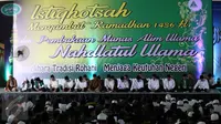 Presiden Jokowi (keempat kanan) bersama pimpinan NU dan sejumlah Menteri dan Kepala Lembaga Negara mengikuti Istighosah Nahdlatul Ulama (NU) di Masjid Istiqlal, Jakarta, Minggu (14/6/2015). (Liputan6.com/Helmi Afandi)