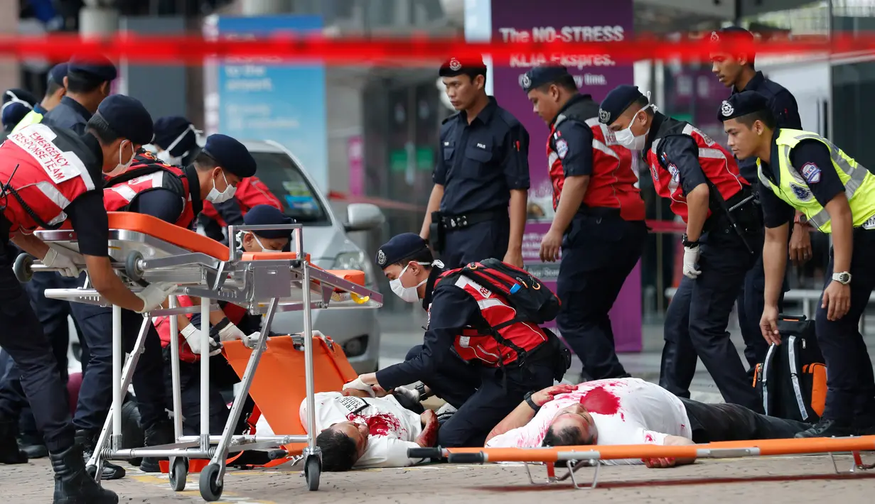 Petugas mengevakuasi korban saat latihan persiapan SEA Games Asia Tenggara di Kuala Lumpur, Malaysia, (20/7). Kuala Lumpur akan menjadi tuan rumah SEA ke-29 Games dan Ke-9 ASEAN Para Games pada 19-30 Agustus. (AP Photo/Vincent Thian)