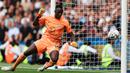 Kiper Chelsea, Edouard Mendy menyaksikan bola membentur tiang gawangnya saat menghadapi West Ham United pada laga Liga Inggris 2022/2023 di Stamford Bridge, London (3/9/2022). Masih menyisakan kontrak hingga 30 Juni 2025 bersama Chelsea, Edouard Mendy memutuskan bergabung dengan Al Ahli mulai musim 2023/2024. Belum diketahui berapa nilai transfer yang dikeluarkan Al Ahli untuk Edouard Mendy yang akan dikontrak selama 3 tahun. (AFP/Adrian Dennis)