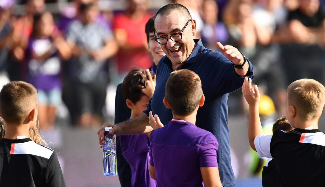 Pelatih Juventus, Maurizio Sarri, menyapa anak-anak usai melawan Fiorentina pada laga Serie A di Stadion Artemio Franchi, Florence, Sabtu (14/9). Kedua klub bermain imbang 0-0. (AFP/Vincenzo Pinto)