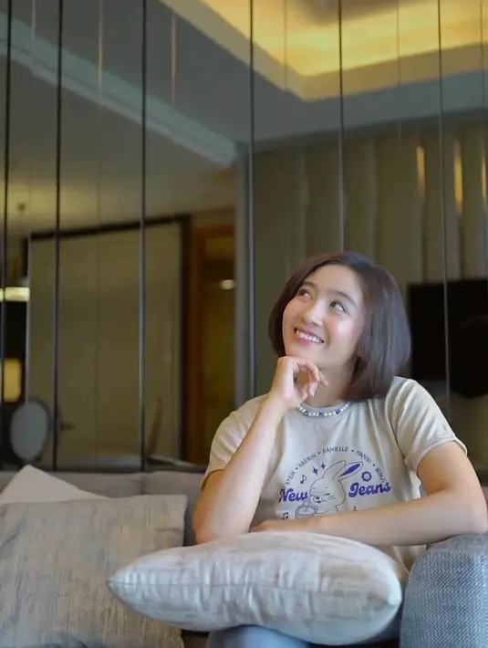 Meski sudah berusia 27 tahun, Febby berhasil tampak jauh lebih muda. Netter ramai memuji penampilan eks member Blink ini. [Instagram.com/febbyrastanty]