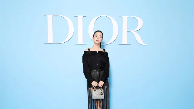 Parade Busana Hitam Putih dari Jisoo BLACKPINK hingga Natalie Portman di Show Dior untuk Paris Fashion Week