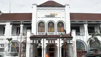 Pekerja sibuk memperbaiki gedung milk bank pemerintah di Kawasan Kota Lama Semarang . Rabu ( 2 /03 /2016 ) langkah ini sebagai restorasi bangunan tua di kota lama  semarang. (Gholib)