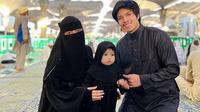 Selain membagikan momen menyaksikan pertandingan Ronaldo dan timnya, Youtuber itu juga membagikan momen umrah bersama sang buah hati. Penampilan Aurel pun mencuri perhatian karena memakai cadar saat di Masjid Nabawi. [Instagram/attahalilintar]