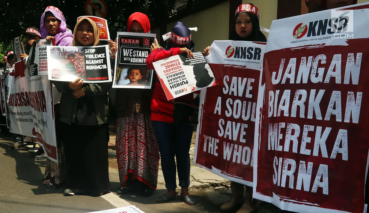 Komite Nasional Solidaritas Rohingya menggelar aksi di depan Kantor Duta Besar Myanmar, Jakarta, Rabu (5/12). Kecaman atas kekerasan terhadap etnis Rohingya bermunculan belakangan ini. (Liputan6.com/JohanTallo)