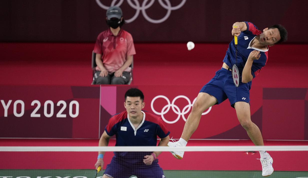 Pebulu tangkis Taiwan Lee Yang / Wang Chi-Lin saat melawan pebulu tangkis Indonesia Mohammad Ahsan / Hendra Setiawan pada pertandingan semifinal bulu tangkis ganda putra Olimpiade Tokyo 2020 di Tokyo, Jepang, Jumat (30/7/2021). Hendra / Ahsan kalah. (AP Photo/Dita Alangkara)