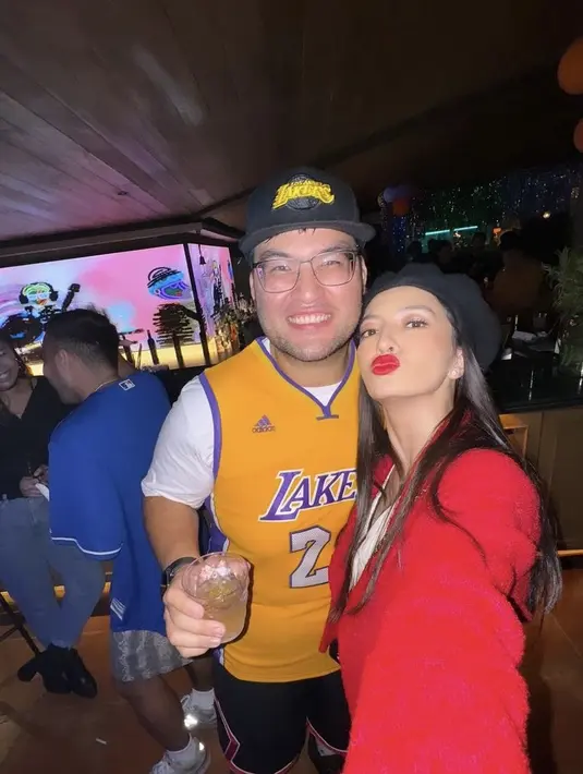 Rambut panjangnya dibiarkan terurai dengan topi baret hitam. Serta makeup cetarnya, mengaplikasikan lipstik merah merona. [@ralineshah]