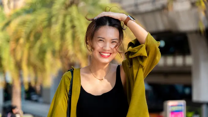 perempuan dan tampak menarik penuh pesona