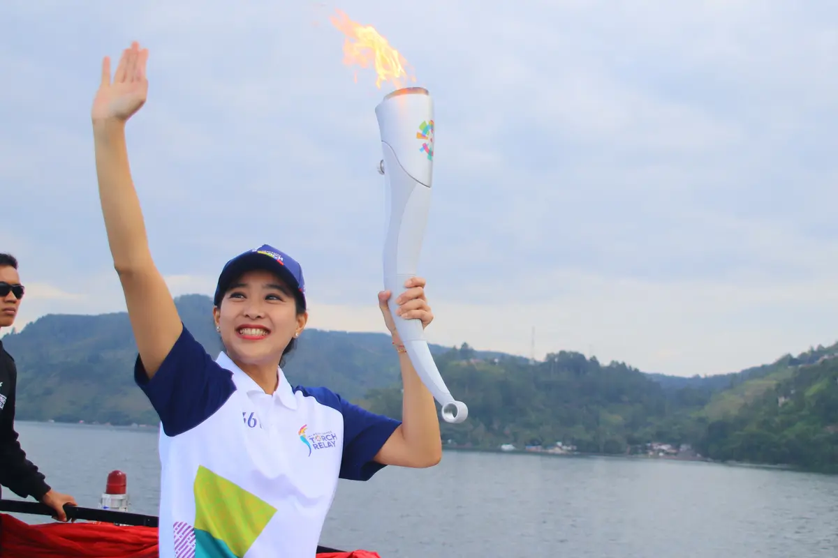 Olivia Zalianty Bawa Obor Asian Games Arungi Danau Toba