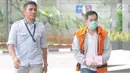 Pengacara Alfin Suherman (kanan) tiba untuk pemeriksaan di Gedung KPK, Jakarta, Senin (29/7/2019). Alfin Suherman diperiksa sebagai tersangka pemberi dugaan suap ke Asisten Tindak Pidana Umum Kejaksaan Tinggi DKI Agus Winoto terkait penanganan perkara di PN Jakarta Barat. (merdeka.com/Dwi Narwoko)