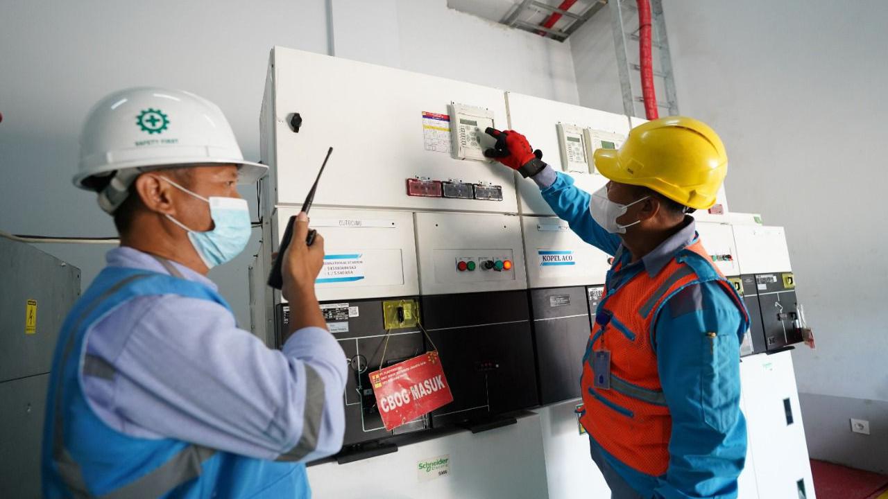Petugas PLN melakukan pengecekan dan pemeliharaan gardu distribusi dalam rangka siaga menghadapi musim hujan dan potensi banjir.
