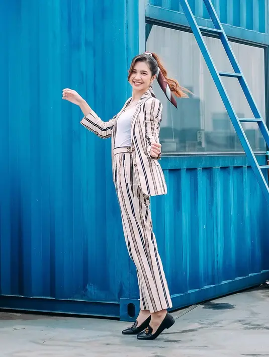 Mikha Tambayong tampil dalam setelan serasi, blazer dan celana panjang bermotif garis yang dipadu dengan t-shirt putih polos sebagai innerwear. Foto: Instagram.