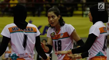 Pevoli Jakarta BNI 46, Kajcharaporn berdiskusi dengan rekannya saat melawan Bandung Bank BJB pada perebutan tempat ketiga Proliga 2019 di GOR Among Rogo, Yogyakarta, Sabtu (23/2). BNI 46 menang 3-1 atas BJB. (Bola.com/Yoppy Renato)