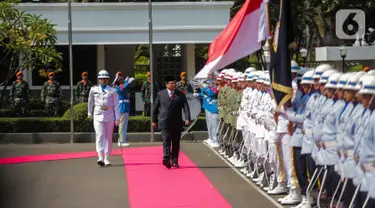 Menteri Pertahanan Prabowo Subianto memeriksa barisan pasukan kehormatan saat upacara penyambutan di Kementerian Pertahanan, Jakarta, Kamis (24/10/2019). Prabowo disambut upacara militer sebelum serah-terima jabatan (sertijab) Menteri Pertahanan dari Ryamizard Ryacudu. (Liputan6.com/Faizal Fanani)