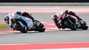 Meski memulai balapan di pole position, Marco Bezzecchi melakukan start buruk. Ia sempat melorot ke urutan delapan di belakang Marc Marquez. (SONNY TUMBELAKA/AFP)
