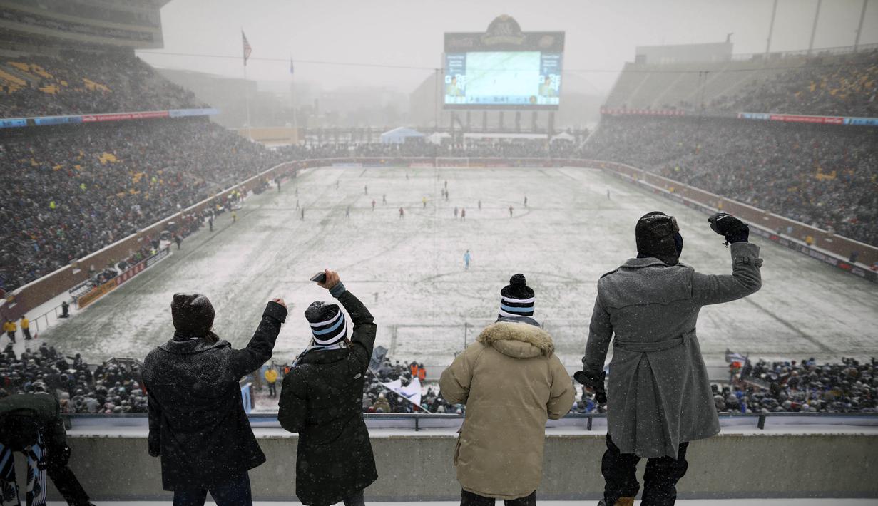 Para fans Atlanta United merayakan keberhasilan tim mereka menaklukkan Minnesota. Gol Atlanta dicetak oleh hat-trick Josef Martinez dan dua gol dari Miguel Almiron serta sebuah gol injury time Jacob Peterson. (AP/Jeff Wheeler)