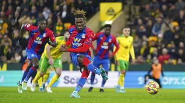 Pemain Crystal Palace Wilfried Zaha gagal mengeksekusi penalti saat melawan Norwich City pada pertandingan sepak bola Liga Inggris di Carrow Road, Norwich, Inggris, 9 Februari 2022. Pertandingan berakhir imbang 1-1. (Joe Giddens/PA via AP)