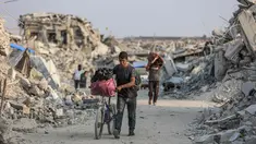 Seorang pria Palestina mendorong sepedanya di sepanjang jalan yang dikelilingi puing-puing bangunan yang hancur di Jabalia, di bagian utara Jalur Gaza, pada Jumat 7 November 2025. Perserikatan Bangsa-Bangsa (PBB) melalui Program Pangan Dunia (WFP) menyatakan pada Selasa 4 November bahwa mereka telah mendistribusikan paket makanan kepada sekitar satu juta orang di Jalur Gaza sejak gencatan senjata diberlakukan pada 10 Oktober 2025. (Omar AL-QATTAA/AFP)