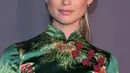 Model, Behati Prinsloo berpose di karpet merah LACMA Art + Film Gala yang digelar di Los Angeles, 4 November 2017. Ibu dari Dusty Rose Levine itu muncul dengan makeup natural yang berfokus pada winged eyeliner-nya. (Charley Gallay/GETTY IMAGES/AFP)