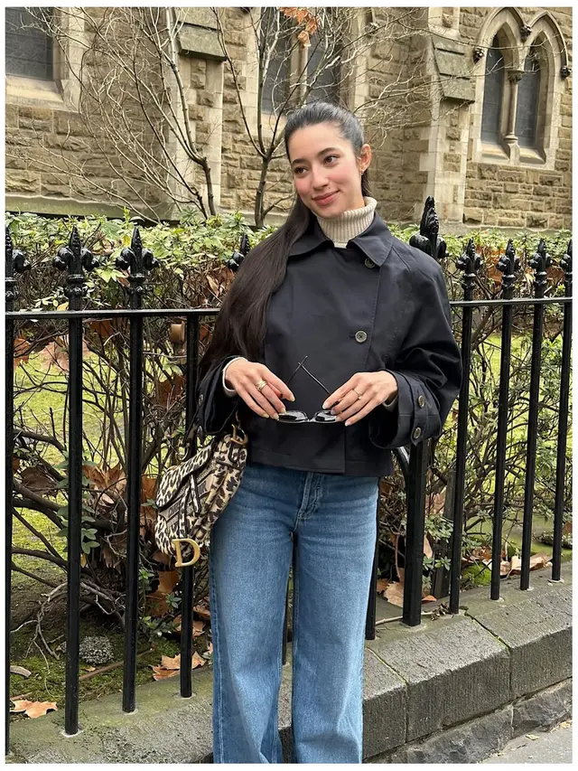 6 Outfit Ameera Khan dengan Padu Padan Jeans, Inspirasi Gaya Effortless Chic