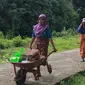 Sejumlah warga di Desa Sungai Talang, Bungo, Jambi, usai menerima bantuan sembako di tengah pandemi dan ramadan. Sembako yang diberikan warga tersebut berasal dari dana karbon di Hutan Lindung Bujang Raba. (Liputan6.com / dok KKI Warsi/ Gresi Plasmanto)