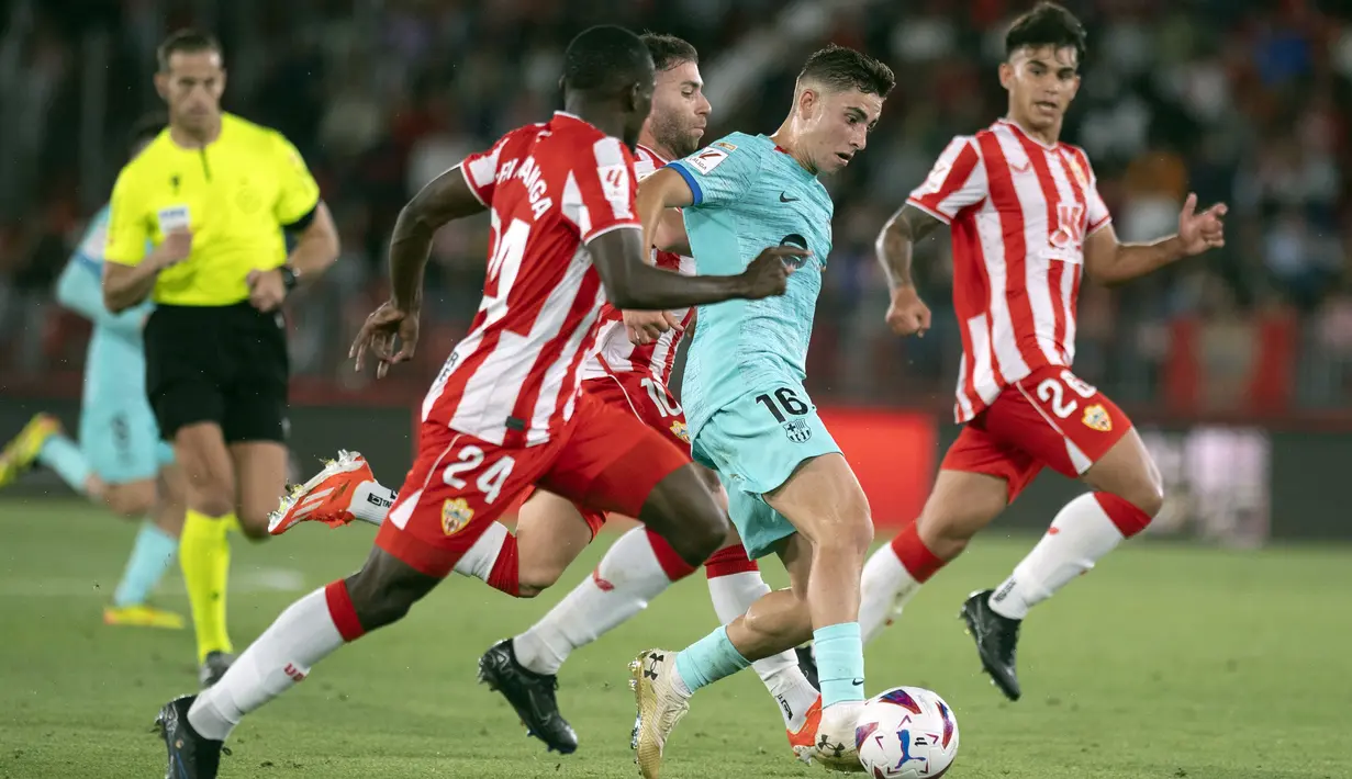 Pemain Barcelona, Fermin Lopez, berusaha melewati pemain Almeria dalam laga jornada 36 La Liga di Power Horse Stadium, Jumat (17/5/2024). (AFP/Jorge Guerrero)