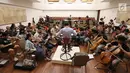 Konduktor Avip Priatna saat memimpin latihan jelang konser Sabda Semesta di Jakarta, Senin (25/9). The Resonanz Music Studio di bawah naungan Avip Priatna akan menggelar konsernya pada 29 September 2018. (Liputan6.com/Fery Pradolo)
