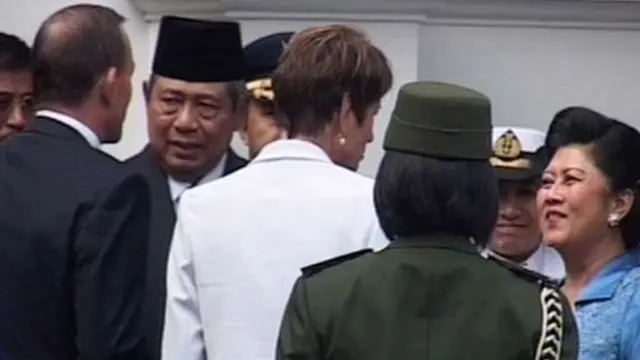 Dentuman Meriam Sambut PM Abbott di Istana Merdeka