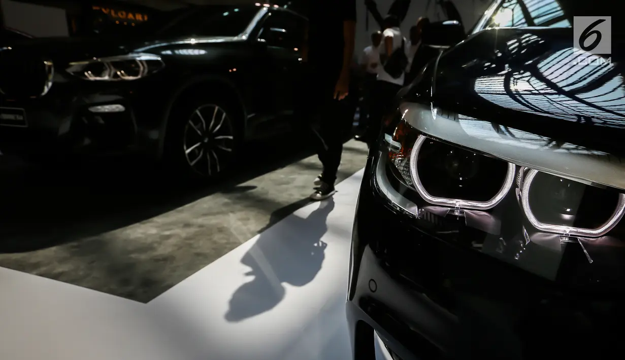 Pengunjung melihat mobil BMW selama BMW Exhibition yang berlangsung pada 15-17 Februari di Plaza Senayan, Jakarta, Jumat (15/2). Penjualan BMW tahun 2018 sedikit mengalami kenaikan dibanding pada 2017 yang mencapai 3.353 unit. (Liputan6.com/Fery Pradolo)