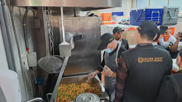 Melihat kondisi dapur katering untuk jemaah haji Indonesia yang tiba di Tanah Suci melalui Bandara Internasional King Abdul Aziz, Jeddah, Arab Saudi.
