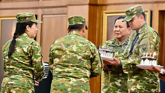Prabowo Beri Kejutan Ultah untuk Wali Kota Depok dan Singkawang saat Retret Kepala Daerah