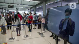 Calon penumpang kereta api antre untuk tes COVID-19 dengan GeNose C19 di Stasiun Pasar Senen, Jakarta, Jumat (5/2/2021). PT Kereta Api Indonesia memberlakukan calon penumpang menjalani GeNose C19 untuk tes COVID-19. (Liputan6.com/Faizal Fanani)