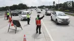 Petugas mengalihkan kendaraan pemudik di ruas Tol Salatiga-Kartasura, Barukan, Kabupaten Semarang, Jateng, Selasa (12/6). Pengalihan dilakukan agar kendaraan untuk tidak memasuki ruas Tol Salatiga-Kartasura. (Liputan6.com/Arya Manggala)