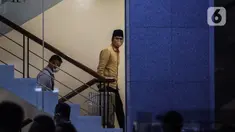 Bupati Bangkalan Abdul Latif Amin Imron membawa koper dan dikawal saat tiba di Gedung Komisi Pemberantasan Korupsi (KPK), Jakarta, Rabu (7/12/2022). KPK menangkap Bupati Bangkalan Abdul Latif Amin Imron sebagai tersangka kasus suap lelang jabatan di Pemerintahan Kabupaten Bangkalan, Jawa Timur. Total kekayaan yang dimiliki Abdul Latif sebanyak Rp 9,9 miliar. (Liputan6.com/Johan Tallo)