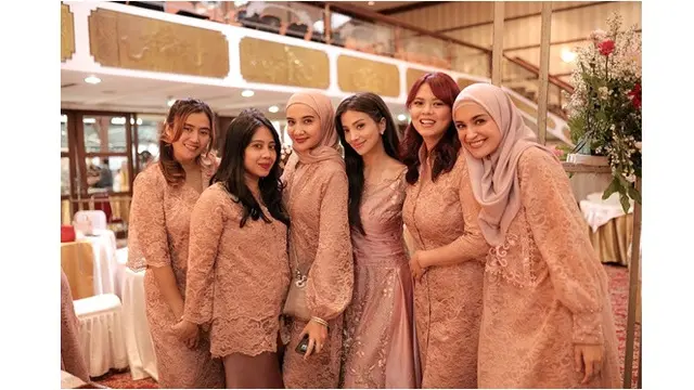 6 Potret Zaskia dan Shireen Sungkar Kondangan Bareng, Kompak dengan Keluarga Besar