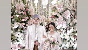 Putri Gubernur DKI Jakarta Anies Baswedan, Mutiara Baswedan menikah dengan Ali Al-Hubaery dalam balutan kebaya pernikahan yang mendapat polesan gaun pengantin (Foto: Tangkapan layar stories Instagram @raonar.baswedan)