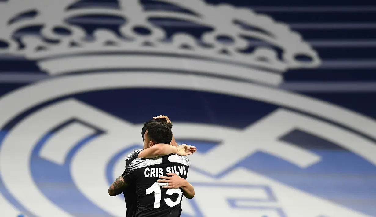 Real Madrid secara mengejutkan kalah dari pendatang baru Liga Champions 2021/2022, Sheriff Tiraspol. Klub asal Moldova ini mempermalukan Real Madrid, tim yang berstatus raja Liga Champions alias pengoleksi gelar terbanyak (13 kali), kalah dengan skor 1-2. (AP/Jose Breton)