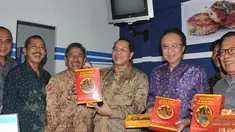 Citizen6, Padang: MKP Sharif C Sutardjo dan Gubernur Sumbar serta Wakil Ketua Komisi IV Firman Soebagyo meninjau ruang Pamer produk hasil Pendidikan SUPM-N Pariaman. (Pengirim: Efrimal Bahri)