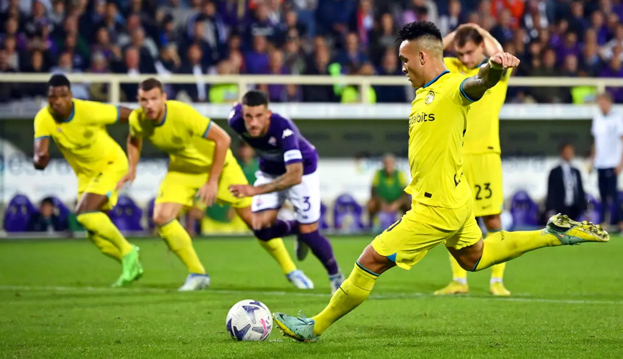 Pemain Inter Milan Lautaro Martinez mencetak gol ke gawang Fiorentina pada pertandingan sepak bola Liga Italia di Artemio Franchi Stadium, Florence, Italia, 22 Oktober 2022. (Massimo Paolone/LaPresse via AP)