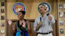 Presiden AS Barack Obama bersama ibu negara Michelle Obama memberikan pidato kepada anggota Marine Corps Base Hawaii saat perayaan Natal 2016 di Kaneohe Bay, Hawaii (25/12). (REUTERS/Hugh Gentry)